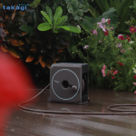 Bộ vòi tưới Takagi Nano Next 10m BR đặt trong sân vườn, ngoài trời bền bỉ, không phai màu